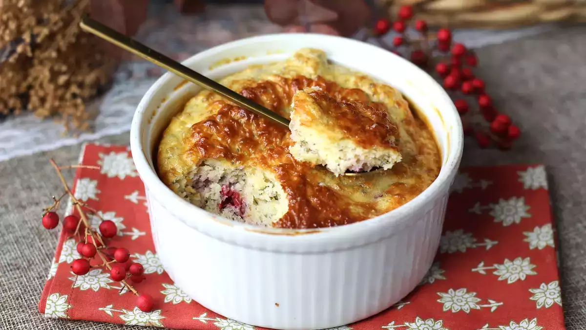 Deze proteïnecake met rood fruit is mijn favoriete Plan B geworden als ik iets zoets wil zonder me schuldig te voelen.