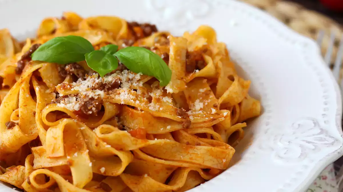 Dit is waarom deze zelfgemaakte bolognesesaus pasta duizend keer beter maakt