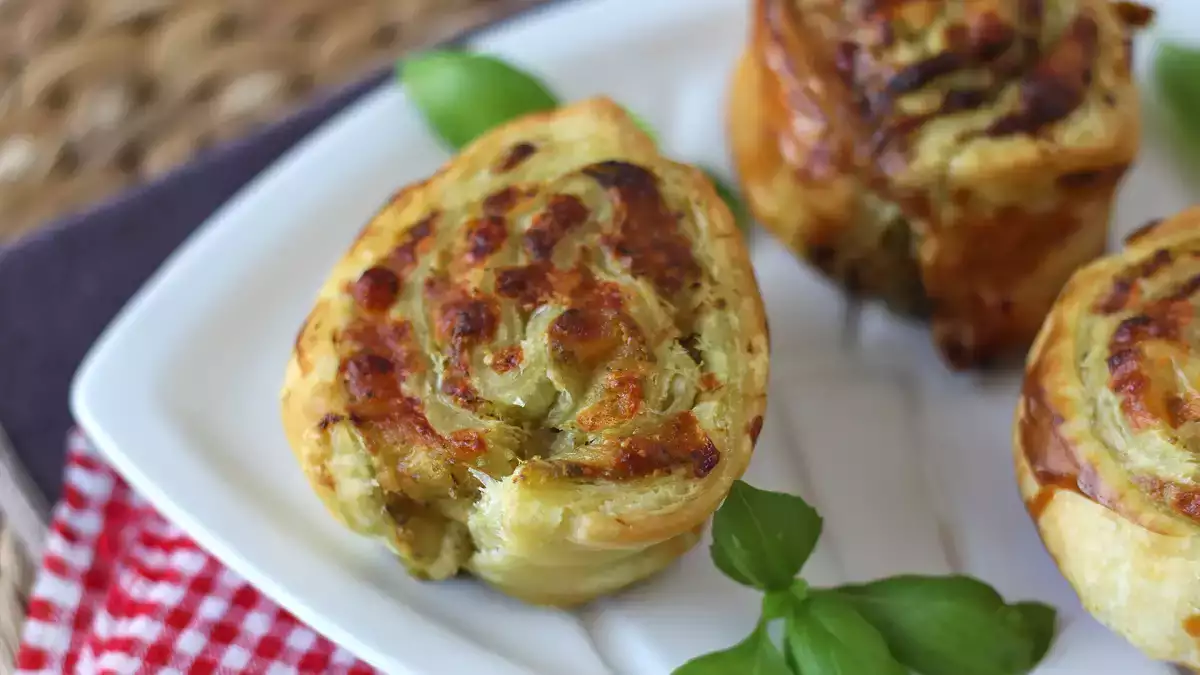Deze pesto bladerdeeggebakjes zijn in slechts 15 minuten klaar... en verdwijnen nog sneller