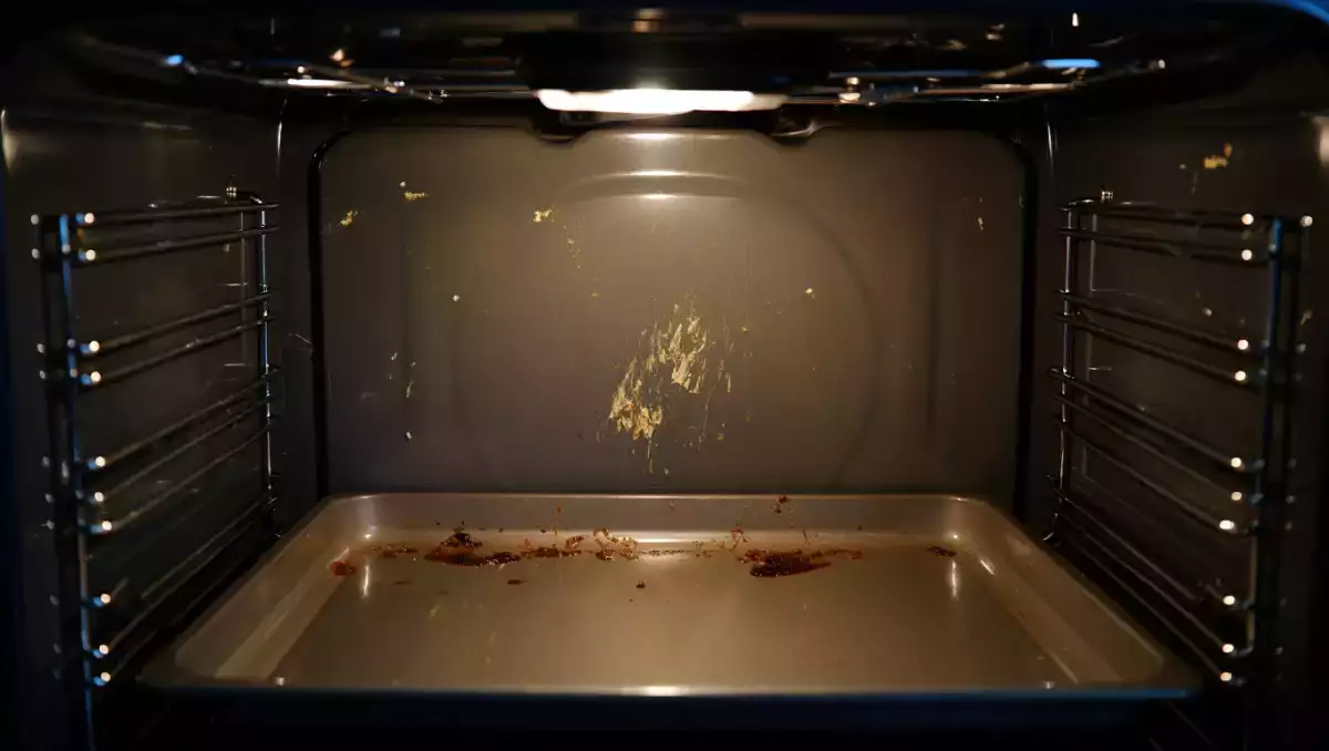Zit je oven vol aangekoekt vet? Hier is een eenvoudige tip om hem schoon te maken zonder chemicaliën