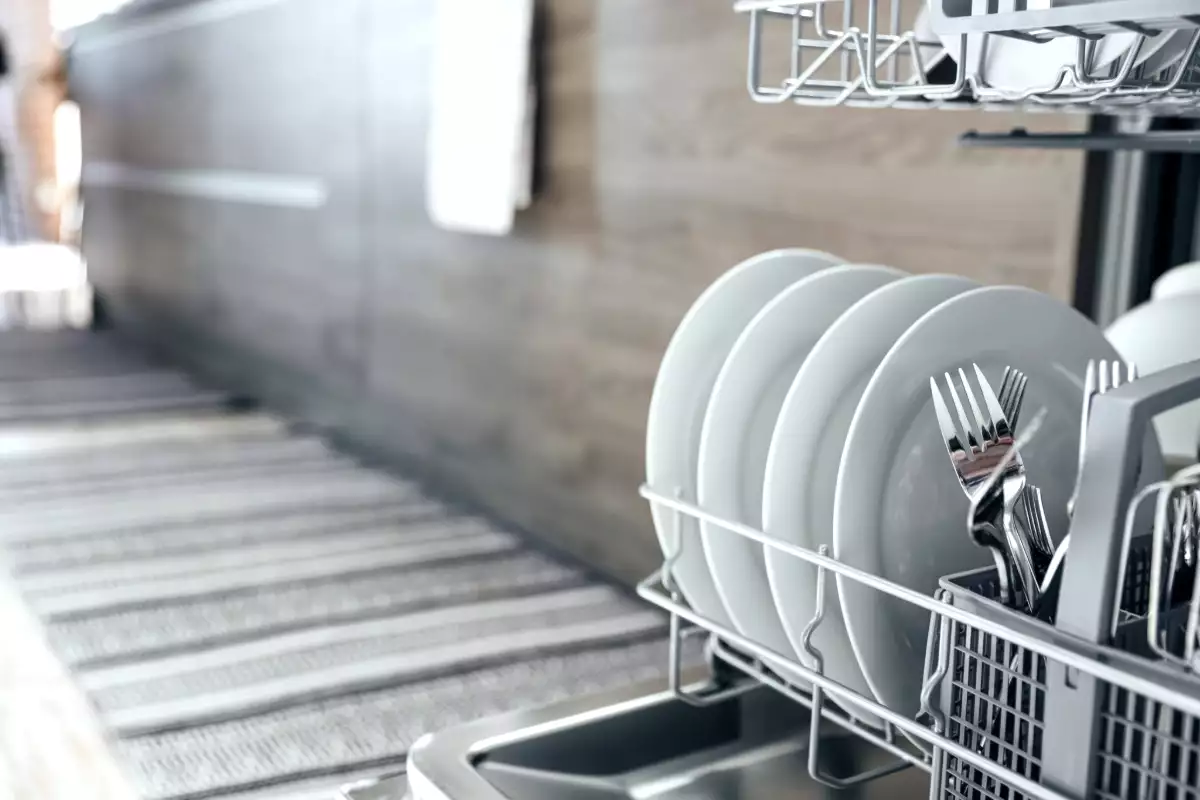 Moet je je vaat afspoelen voordat je ze in de vaatwasser stopt - de experts zeggen het