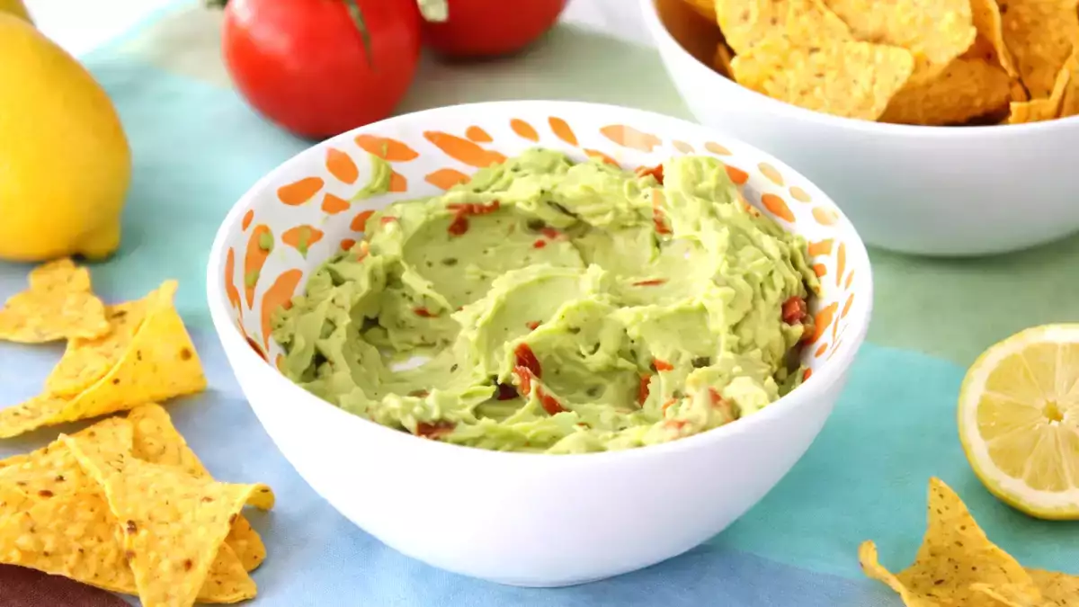 De beste manier om guacamole te bewaren zodat het de volgende dag niet bruin wordt.