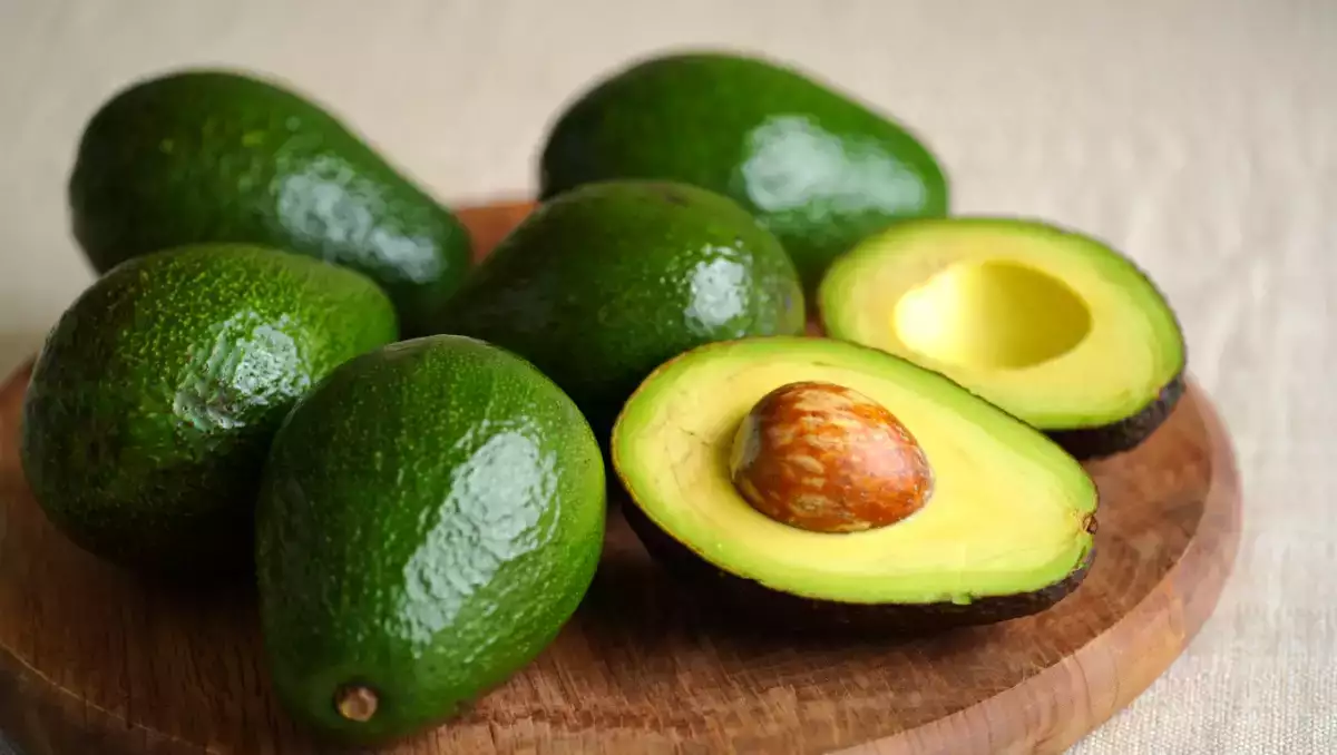 Hoe kan ik een avocado sneller laten rijpen? Hier zijn een paar eenvoudige tips waarmee je niet meer dagen hoeft te wachten tot je avocado rijp is.