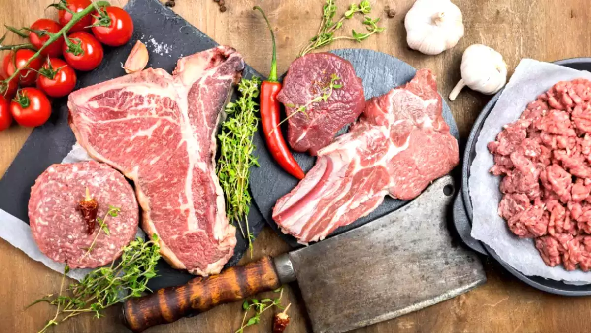 Waarom vlees altijd uit de koelkast moet voor het bereiden (en hoe lang)