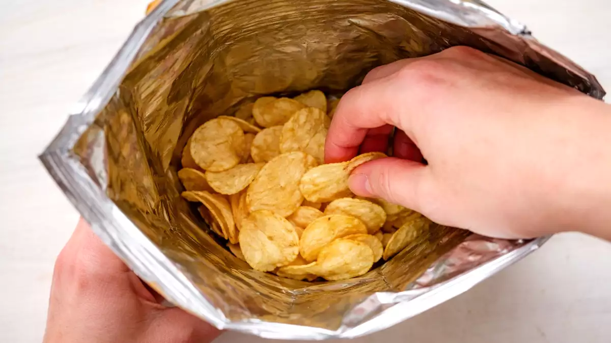 Waarom zit er zoveel lucht in de zakken chips? Worden we bedrogen?