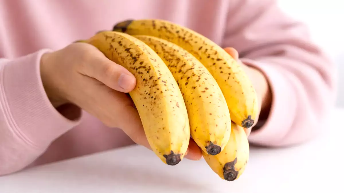 Hoe je bananen langer houdbaar maakt en voorkomt dat ze te snel zwart worden