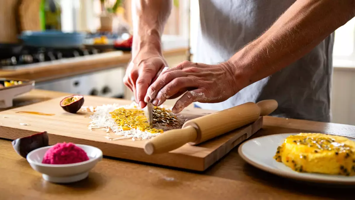 Dagmenu, 24 april: een smaakvolle reis van rode peper hummus tot kokosnoot-passievruchtrol