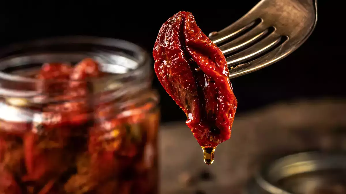 Zongedroogde tomaten in olie: een concentraat van smaak in de voorraadkast en 10 recepten om er het beste van te maken.