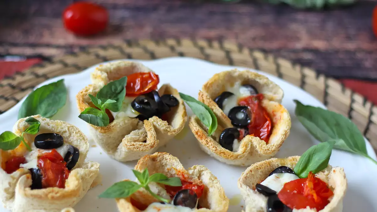 Krokante spekmandjes: het makkelijke voorgerecht dat helemaal in is (klaar in 20 minuten!)