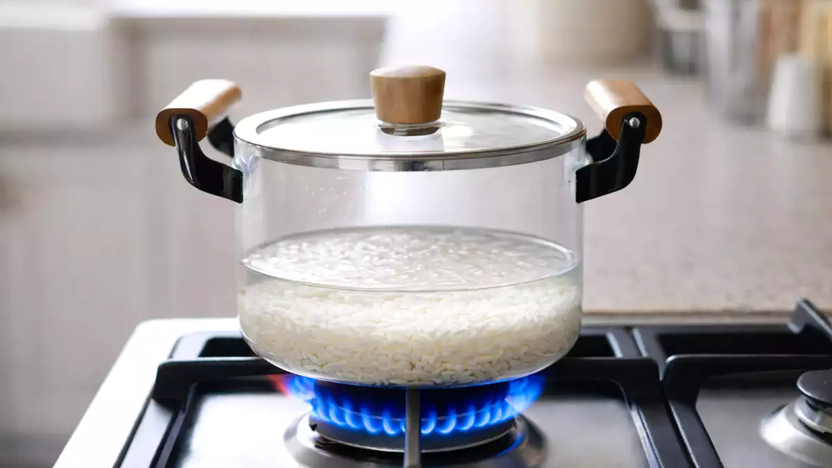 Je hoeft geen water af te meten: de eenvoudige truc voor losse rijst die bijna niemand gebruikt