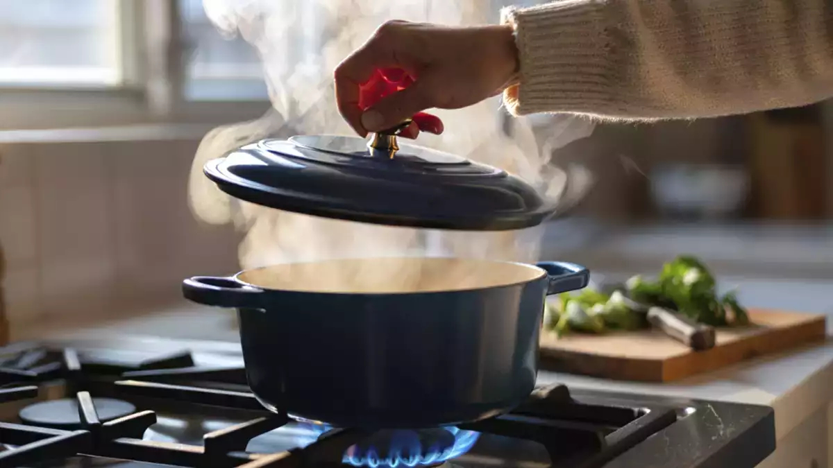 Wanneer je de pan wel of niet bedekt: het gebaar dat je gerechten compleet verandert.