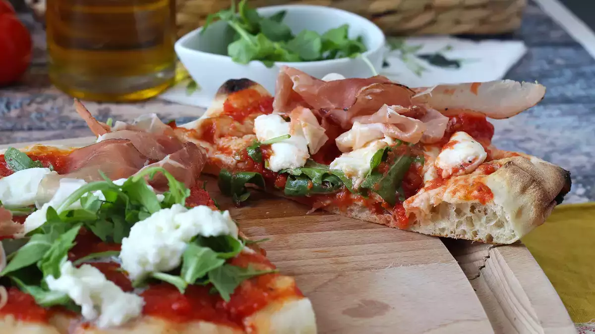 Ontdek pinsa: het lichtere alternatief voor pizza, thuis klaar in slechts enkele minuten