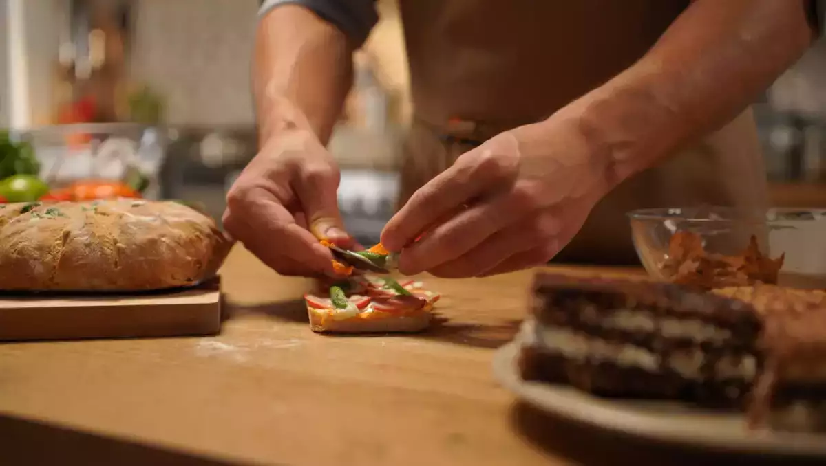 Dagmenu, 22 mei: een feestelijke combinatie van knoflookbrood, paasnestjes en een chocoladeboom
