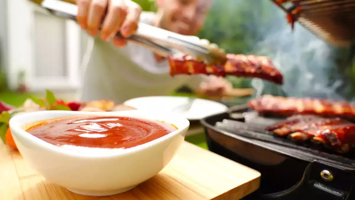 Barbecuesaus: maak het thuis en verander elk vlees