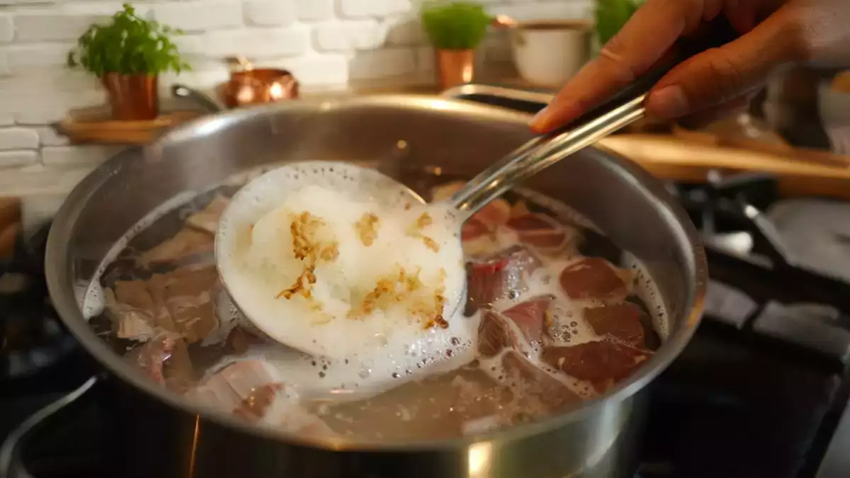 Dat vreemde schuim op het vlees heeft een verklaring die alles in de keuken verandert