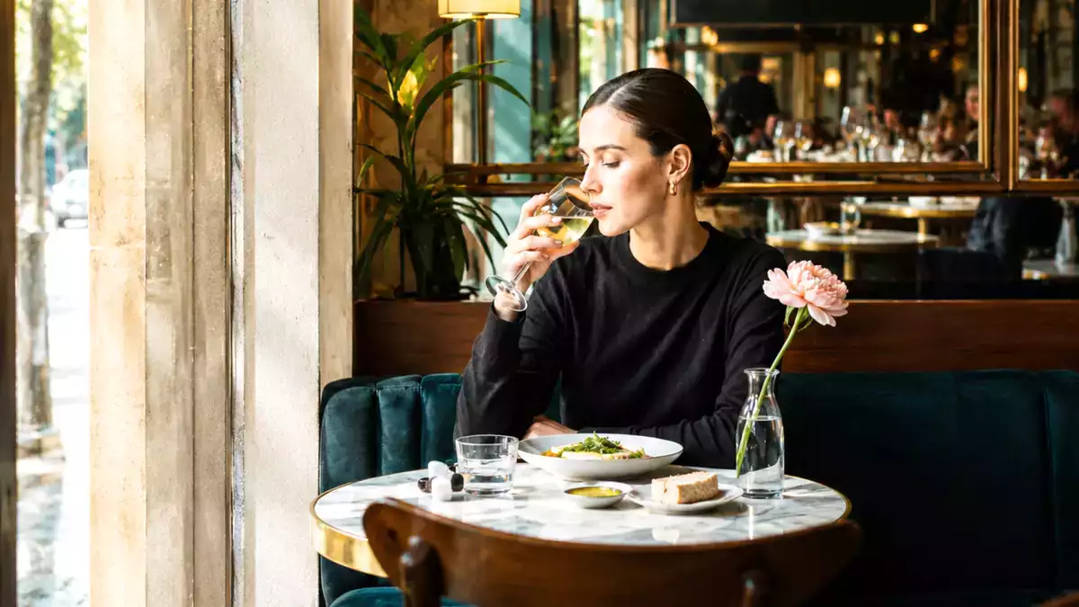 De tafel voor één theorie: waarom alleen eten niet langer voelt als een nederlaag, maar als een kleine luxe