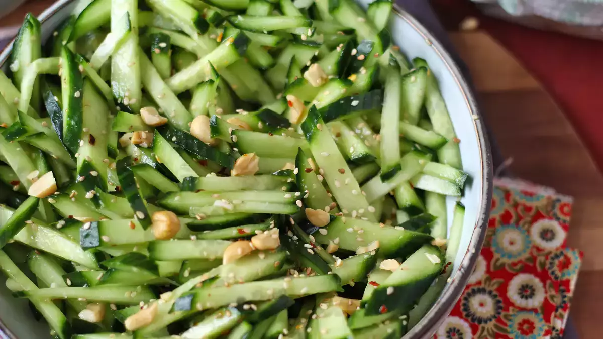 We kunnen niet stoppen met eten: deze ultrafrisse komkommersalade is onze obsessie van het moment geworden.