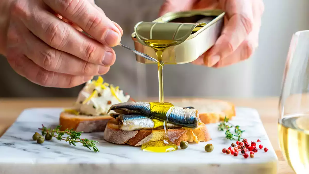 Bijna iedereen gooit de olie uit een blikje sardines weg zonder te beseffen wat ze mislopen