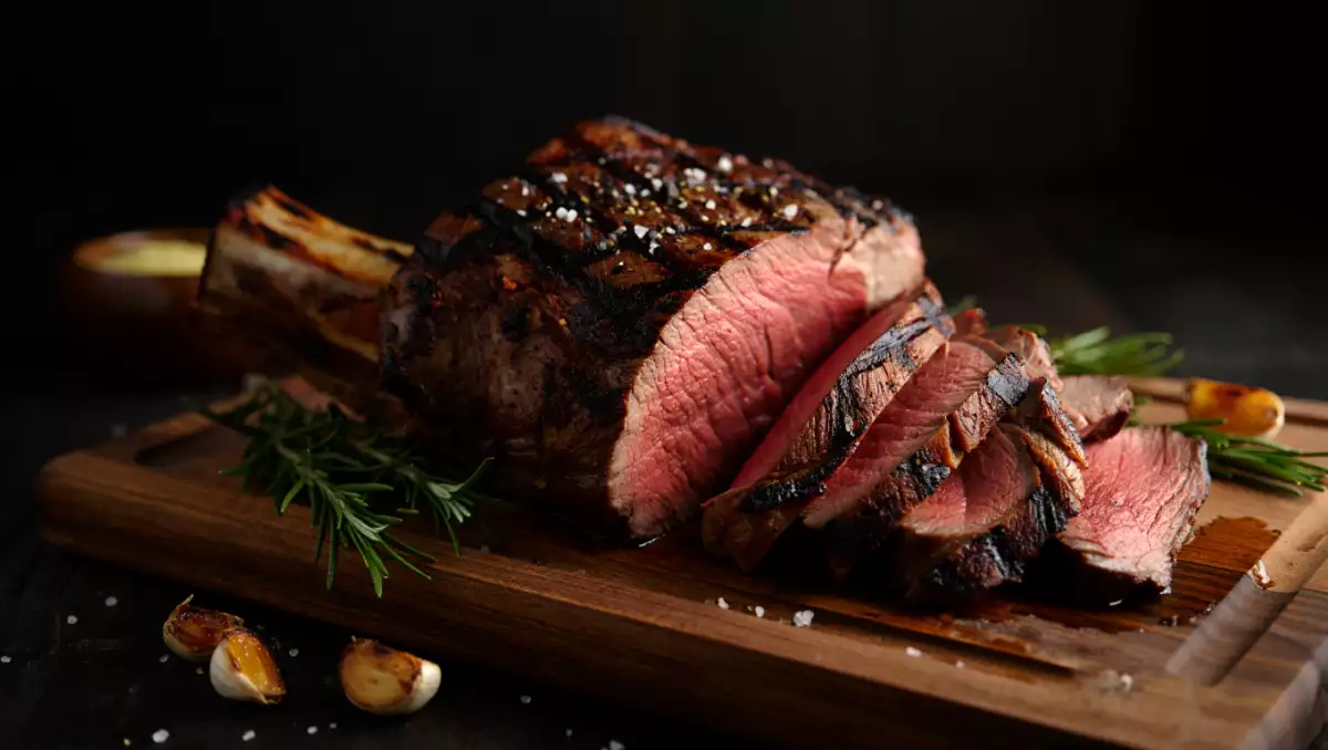 Kun je 's avonds vlees eten zonder je slaap te verstoren? Wat je moet weten om onrustige nachten te voorkomen