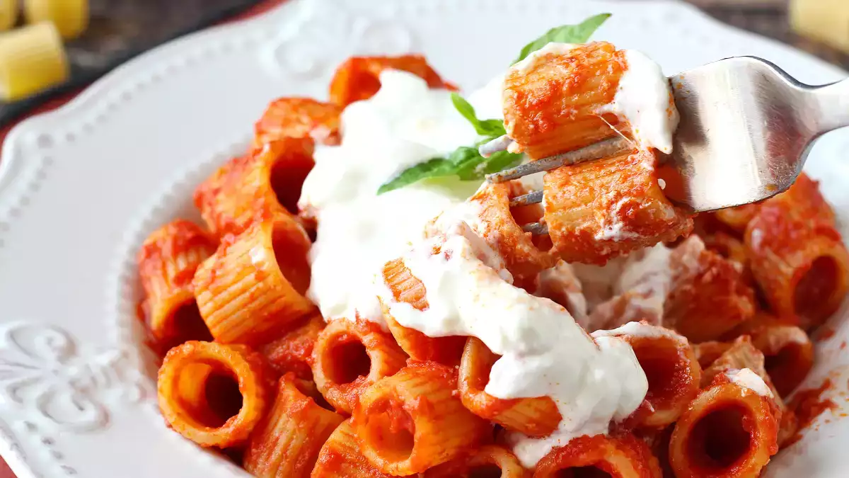 Niet de saus: de finishing touch die van een eenvoudige tomatenpasta een gedenkwaardig gerecht maakt