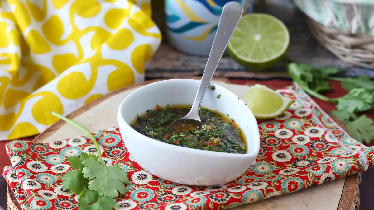 Chimichurri, de Argentijnse saus die niet mag ontbreken bij je barbecues: wat zit erin en drie tips om hem perfect te maken