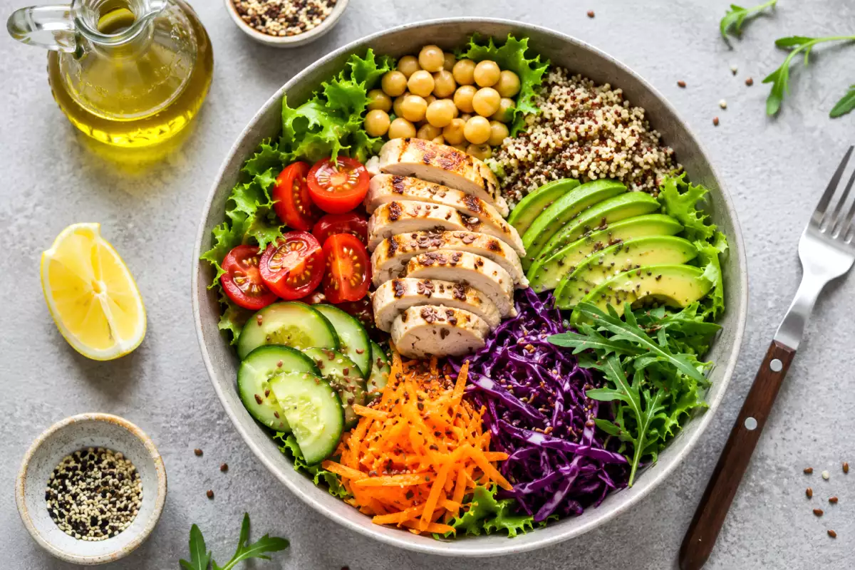 Ingrediënten die je salades echt vullend maken (en ervoor zorgen dat je om 16.00 uur geen honger krijgt)