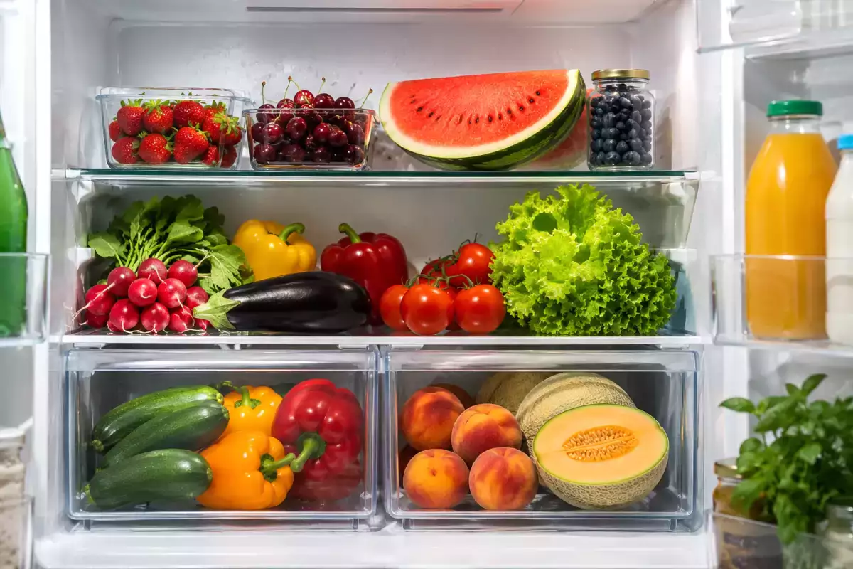In de koelkast of buiten? Hier lees je waar je je zomerfruit en -groenten het beste kunt bewaren, zodat ze langer vers blijven