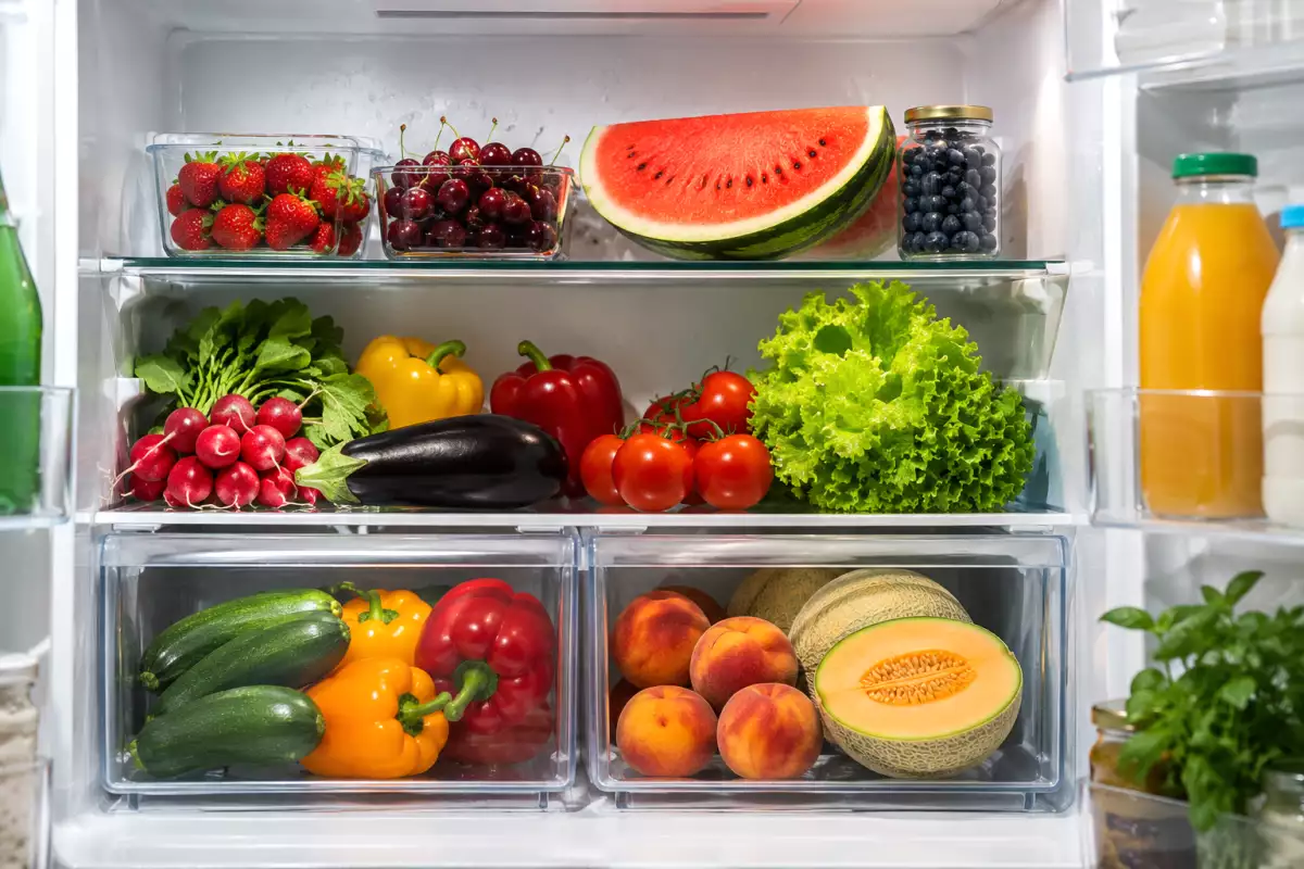 In de koelkast of buiten? Hier lees je waar je je zomerfruit en -groenten het beste kunt bewaren, zodat ze langer vers blijven