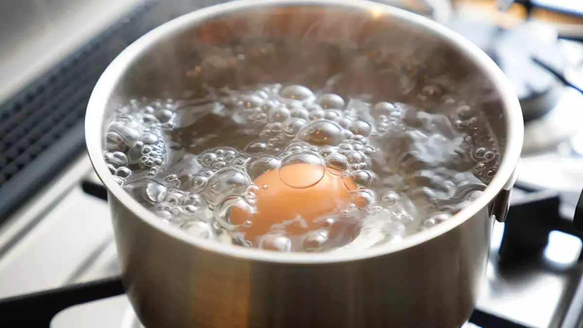 Wat is de juiste manier om een ei te koken: in koud water, in kokend water of in een hete pan?