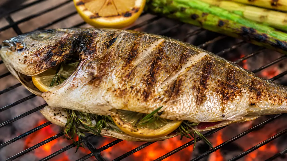 Vis van de barbecue: technieken om te voorkomen dat hij blijft plakken of uit elkaar valt, en om hem precies goed sappig te krijgen