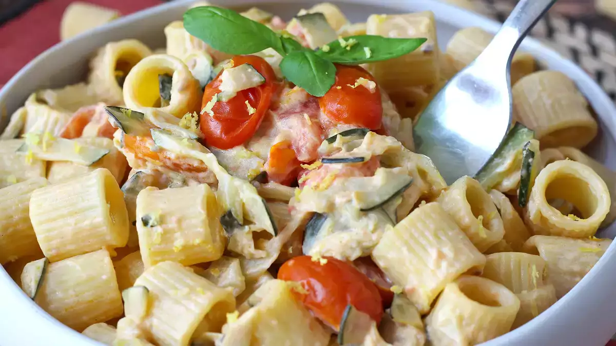 Deze pasta met courgettes wordt het recept dat je de hele zomer lang steeds weer zult maken: romig, licht en binnen enkele minuten klaar!