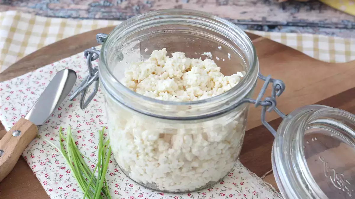 Hoe maak je zelf cottage cheese? Het supergoedkope recept met slechts 2 ingrediënten!