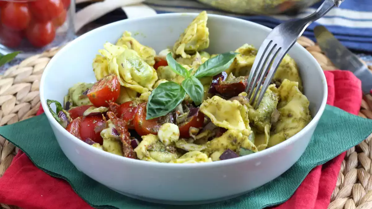 Koude tortellinisalade: puristen zullen er hun neus voor ophalen, maar deze is eerder op dan de rijstsalade