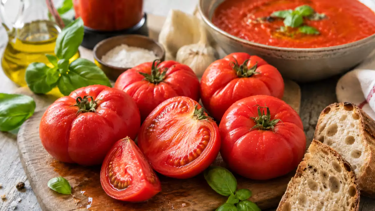 Wat kun je maken met heel rijpe tomaten: 9 eenvoudige zomerrecepten om ze te verwerken voordat ze bederven