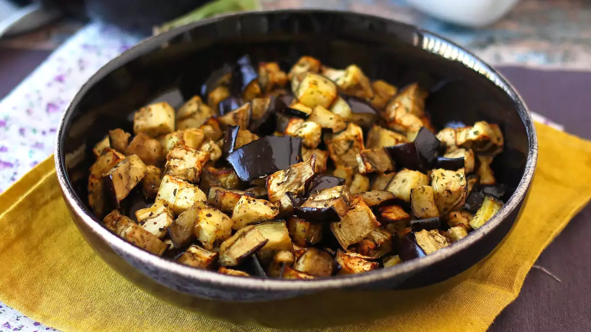 We hebben aubergines in de heteluchtfriteuse geprobeerd: het zomerse bijgerecht dat het avondeten echt redt
