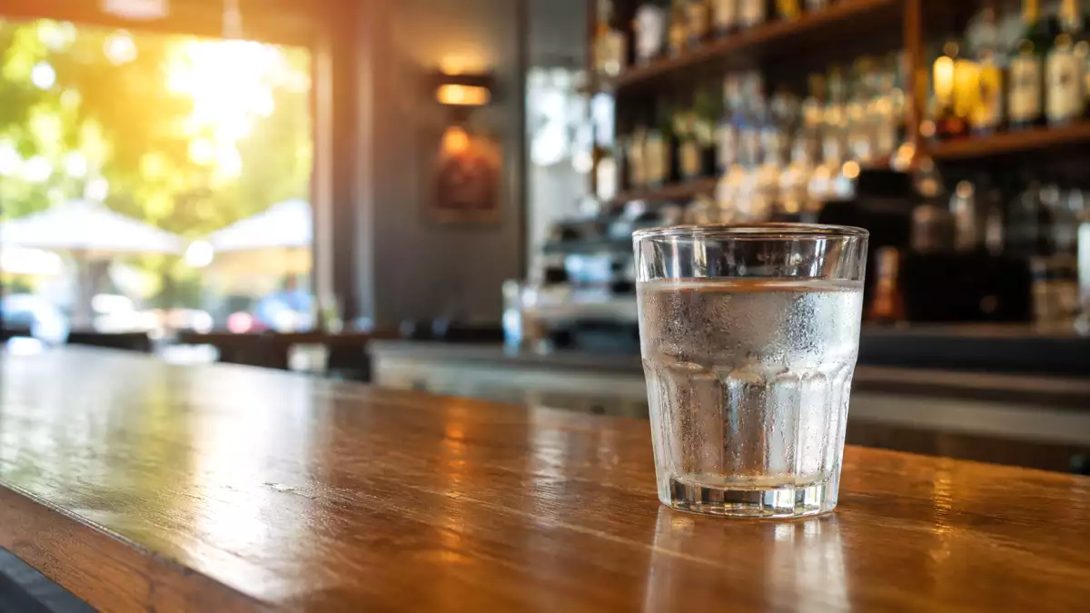 Hittegolf: is een café verplicht om u een glas water aan te bieden als u niets bestelt?