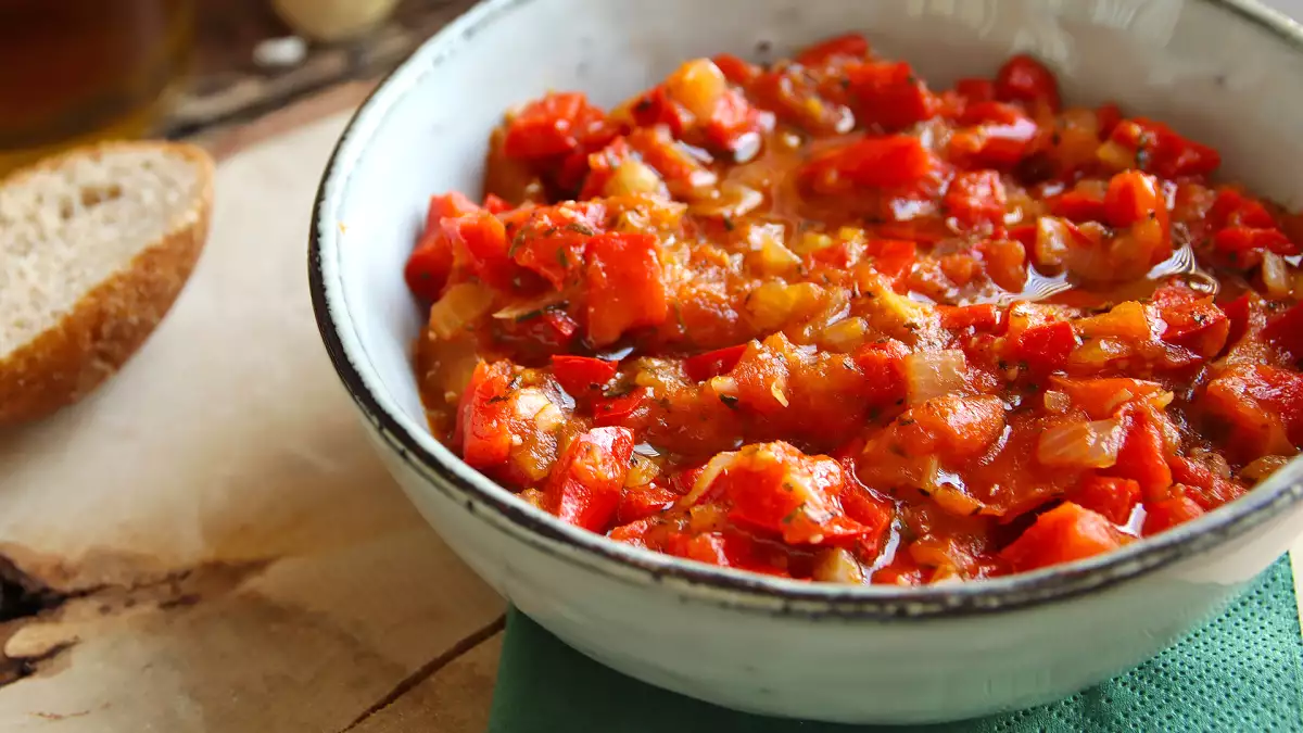 Maak in de zomer tomaten- en paprikasaus en vries deze in: in de winter is het een uitkomst voor pasta en nog veel meer