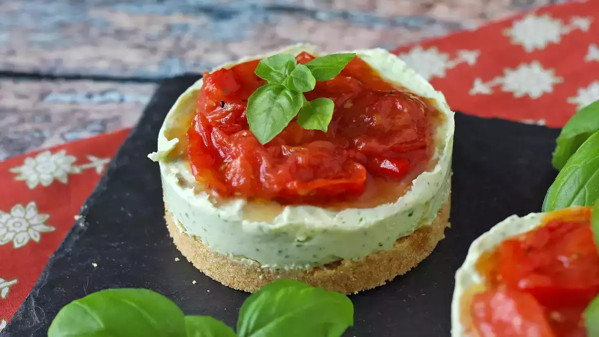 Kleine hartige cheesecakes in porties voor één persoon: vers, romig en gemakkelijk te serveren bij elke gelegenheid