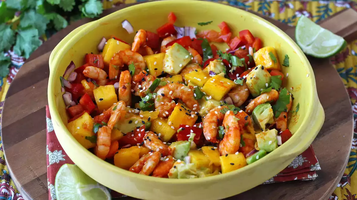 Salade met garnalen en mango: het frisse, kleurrijke en makkelijke recept waar je de hele zomer zin in hebt