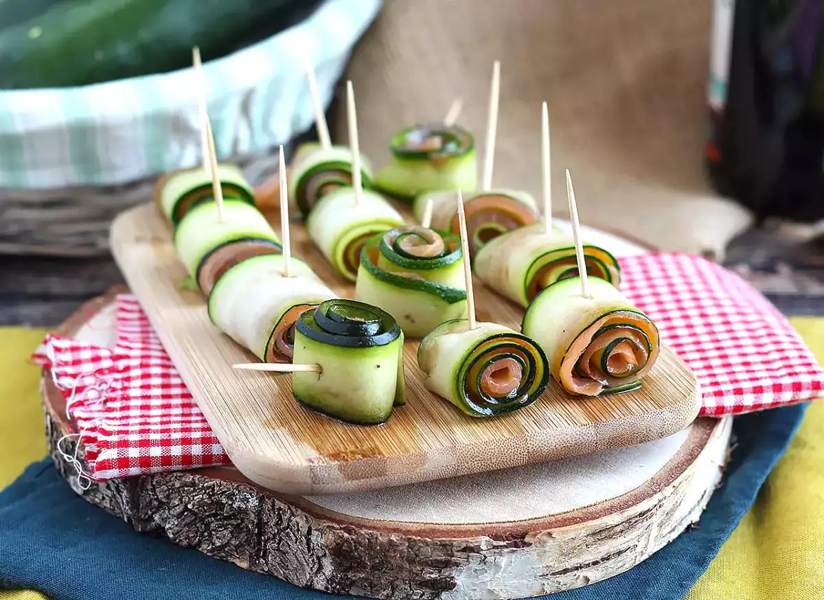 Te veel courgettes? Dit opgerolde gerecht kun je koud eten en het is eens iets heel anders dan een gratin
