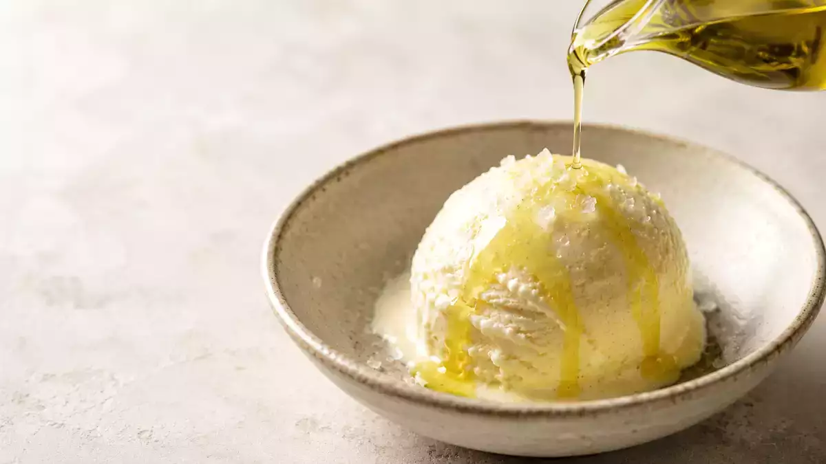De truc van één minuut waarmee je van een gewoon vanille-ijsje een onvergetelijk dessert maakt