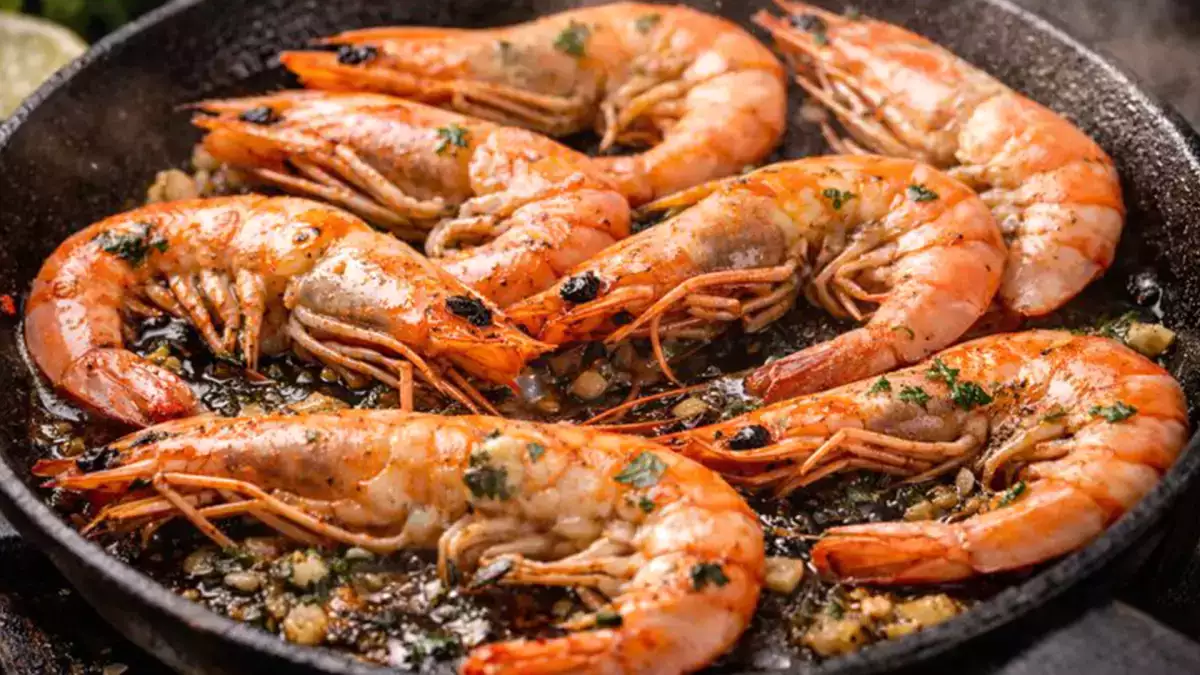 Wat gebeurt er als je garnalen met schaal kookt? Het antwoord verrast zelfs mensen die al jarenlang koken