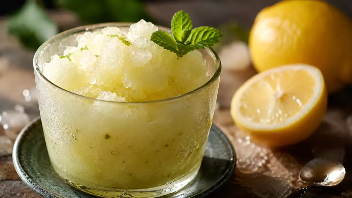Het simpele gebaar dat het verschil maakt tussen een zelfgemaakte granita zonder machine... en een die er professioneel uitziet