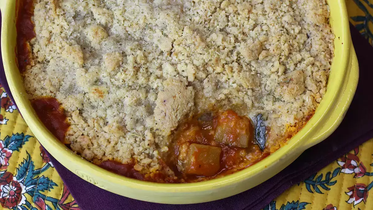 Deze ratatouille-crumble kun je van tevoren klaarmaken en is zowel warm als koud lekker!
