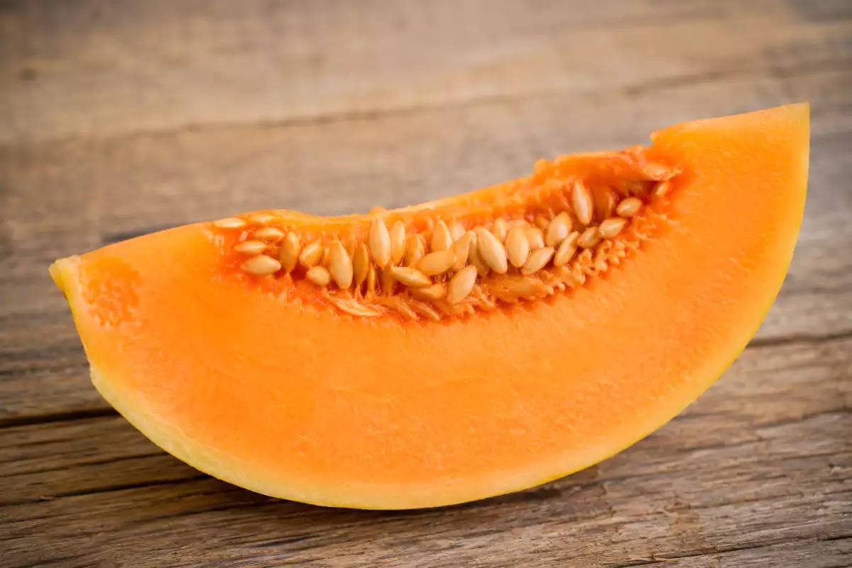 Moet je de pitjes erin laten zitten om een reeds gesneden meloen te bewaren?