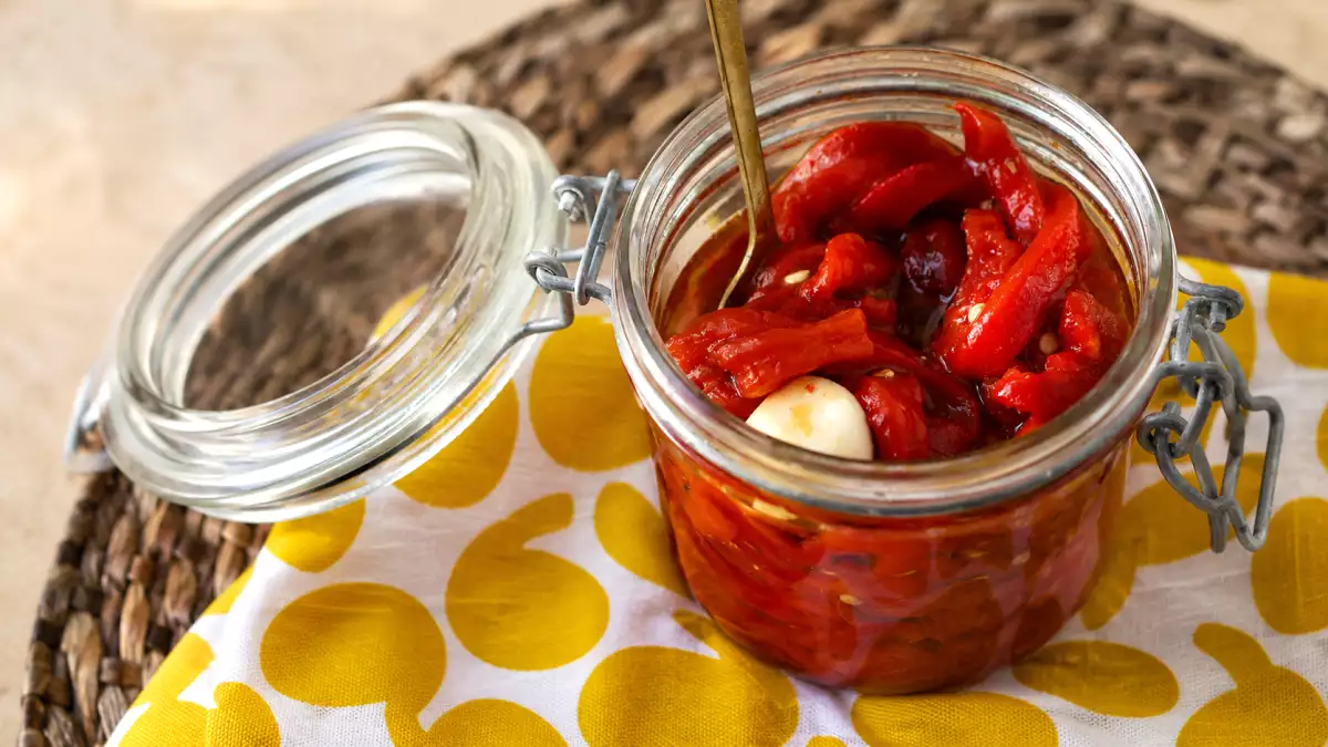 De truc met geroosterde paprika's die elke zomersalade nog lekkerder maakt: ze worden zoeter, sappiger en zijn makkelijker te pellen