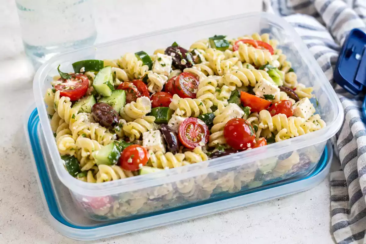 Koude pasta in de lunchbox: de truc om te voorkomen dat het aan elkaar plakt