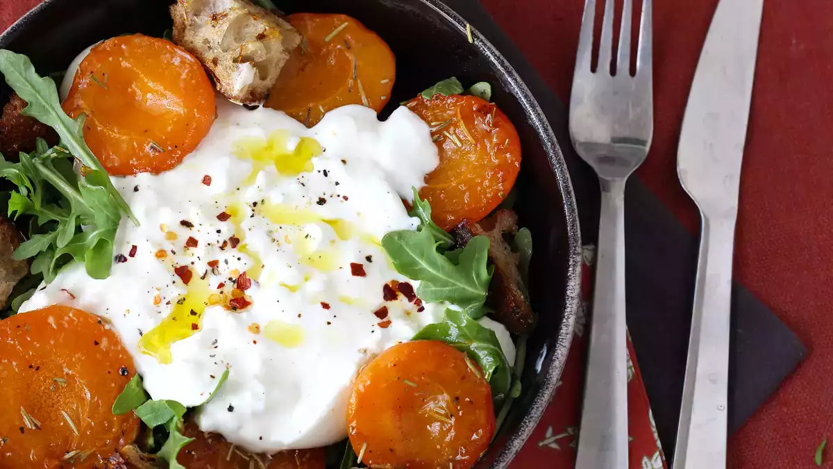 10 zomerse salades met kaas: frisse recepten met feta, burrata, mozzarella en geitenkaas