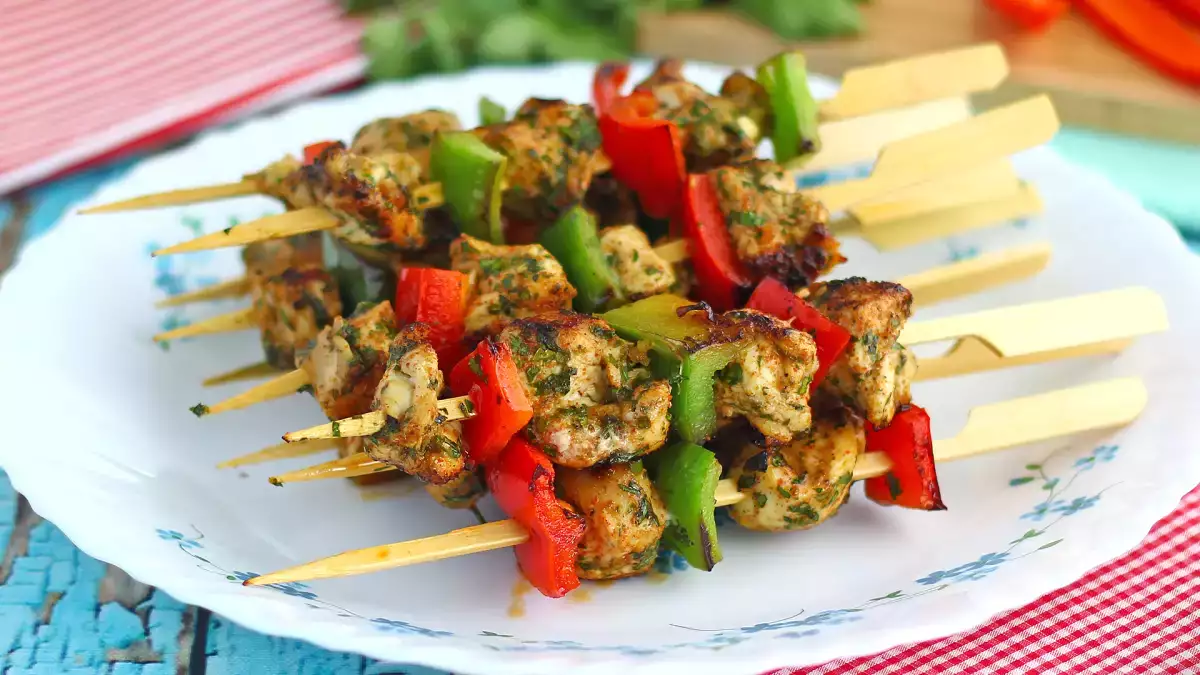 Gegrilde gerechten en salades: hoe stel je een licht gerecht samen zonder honger te blijven
