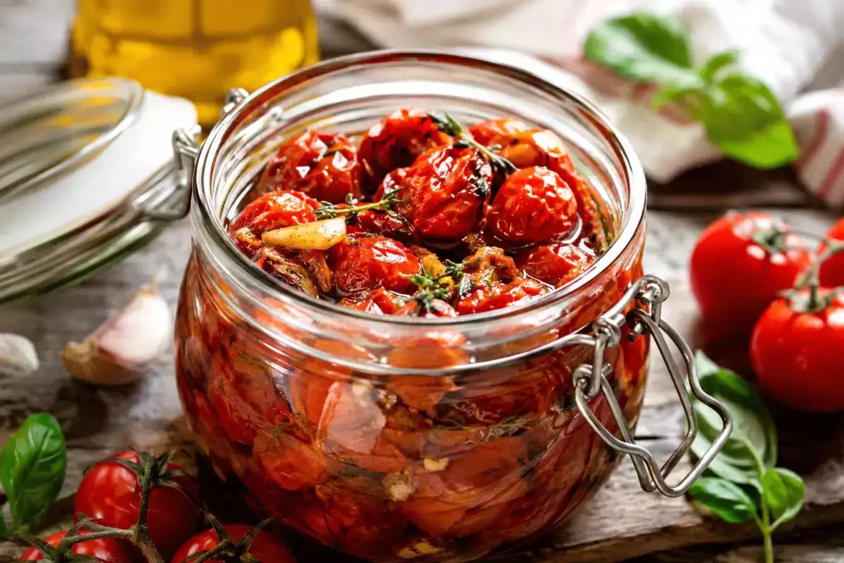 Te rijpe cherrytomaten: eenvoudige manieren om ze zonder verspilling meerdere weken te bewaren